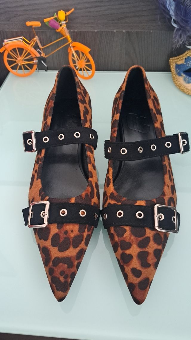 Zapatos animal print tacón bajo