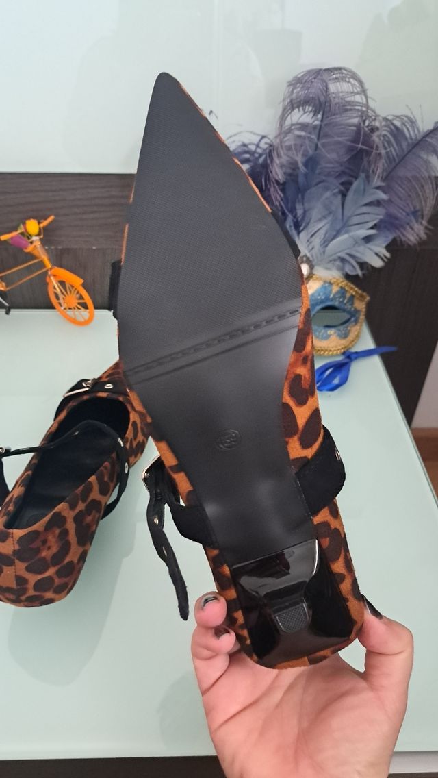 Zapatos animal print tacón bajo