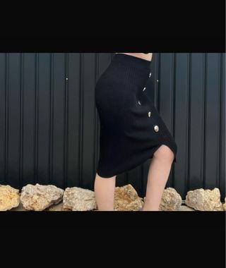 Falda midi negra botones plateados