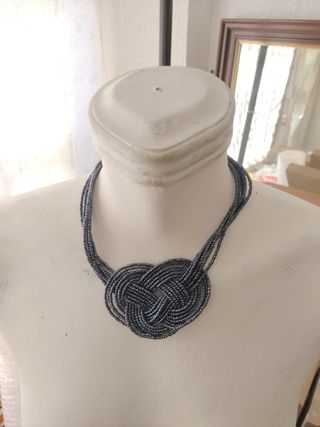 Collar y pendientes cuentas color gris oscuro