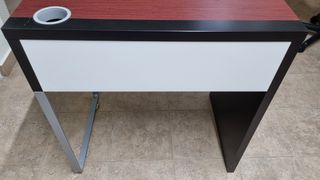 Escritorio pequeño con cajonera