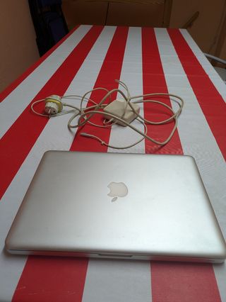 Apple MacBook Pro con cargador