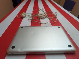 Apple MacBook Pro con cargador