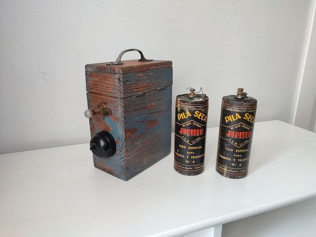 Linterna antigua con pilas Secas Júpiter.