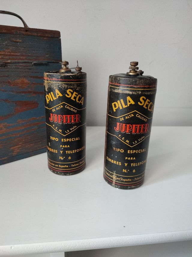 Linterna antigua con pilas Secas Júpiter.