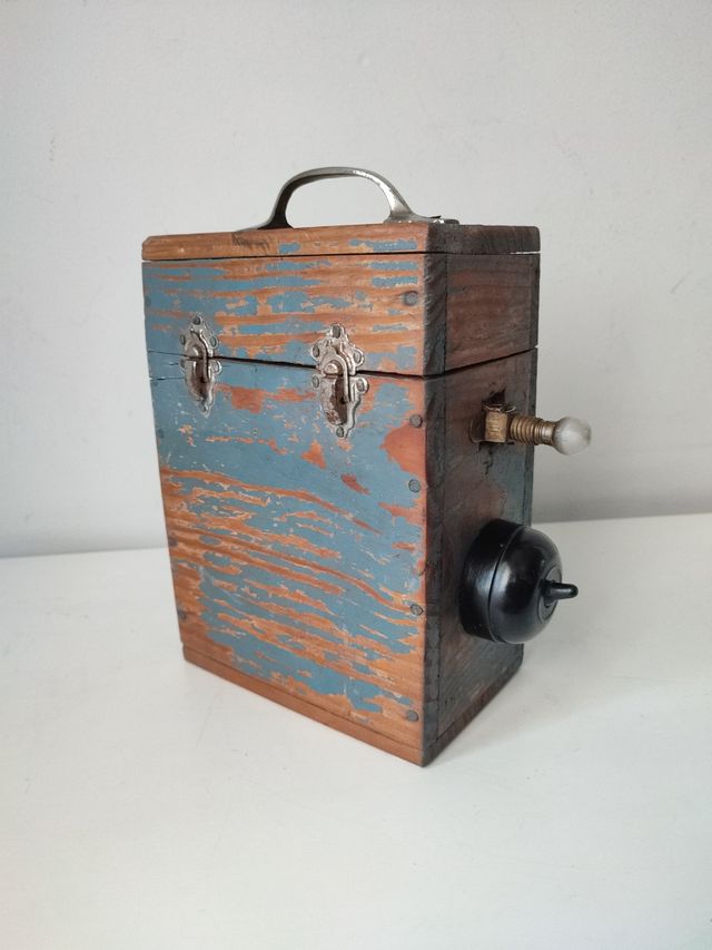 Linterna antigua con pilas Secas Júpiter.