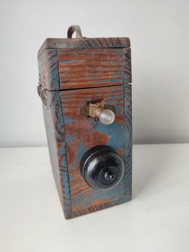 Linterna antigua con pilas Secas Júpiter.