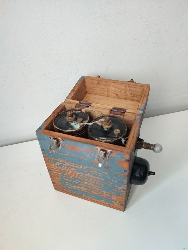 Linterna antigua con pilas Secas Júpiter.