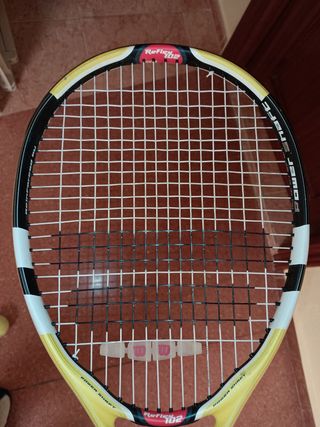 Raqueta de tenis Babolat con funda