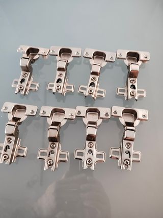 Bisagra con cazoleta