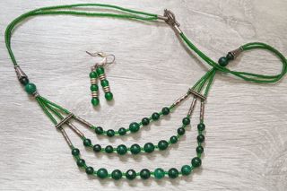 Collar y pendientes verdes
