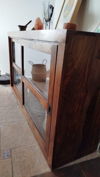 Mueble aparador madera rústica y cristal