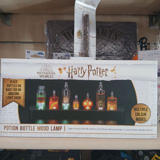 Lampada con bottiglie di pozioni del Professor