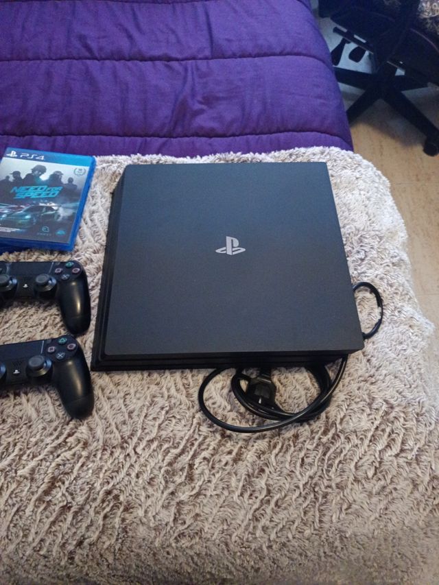 PS4 Pro 1TB(PlayStation 4) + volante,pedales + 2 m