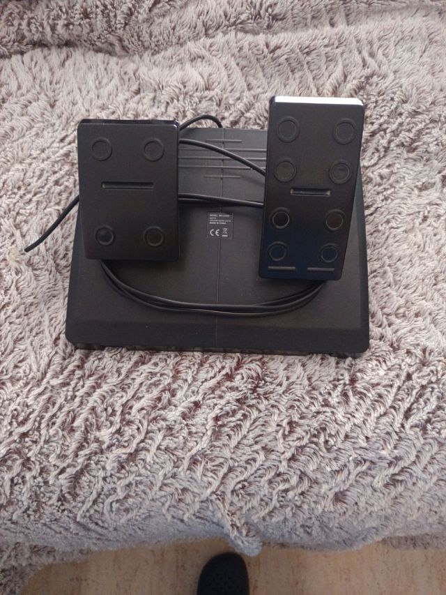 PS4 Pro 1TB(PlayStation 4) + volante,pedales + 2 m