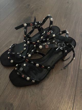 Sandalias negras con pedrería