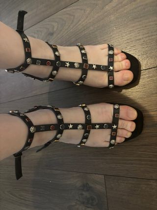 Sandalias negras con pedrería