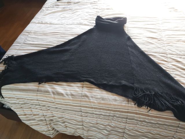 Poncho Mantella con frange Via Condotti 