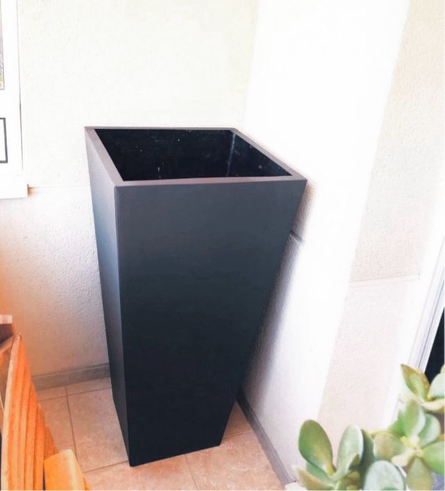 Jardinera grande de metal