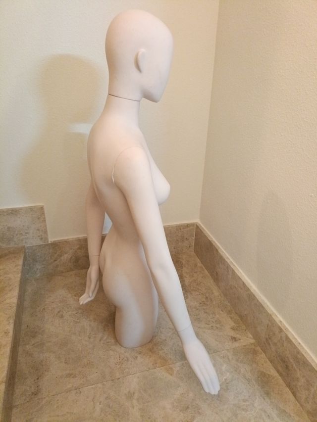 Maniquí mujer mano atrás