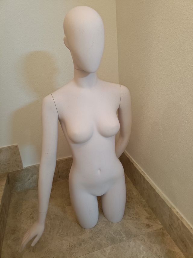 Maniquí mujer mano atrás