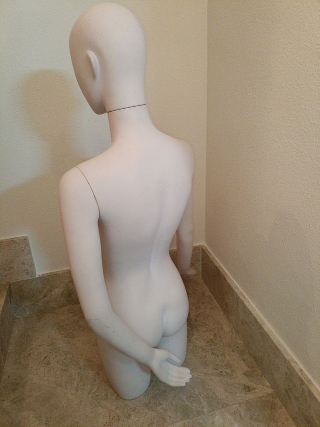 Maniquí mujer mano atrás