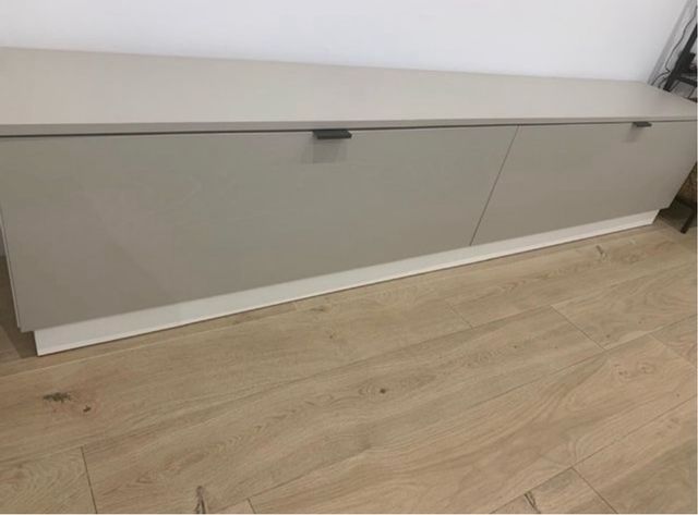 Mueble TV con dos puertas y mesa elevable