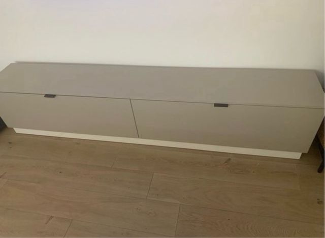 Mueble TV con dos puertas y mesa elevable