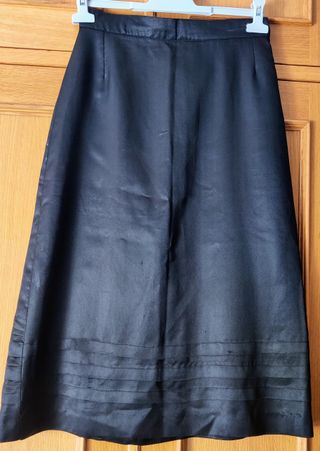 Bonita falda midi de satén negro
