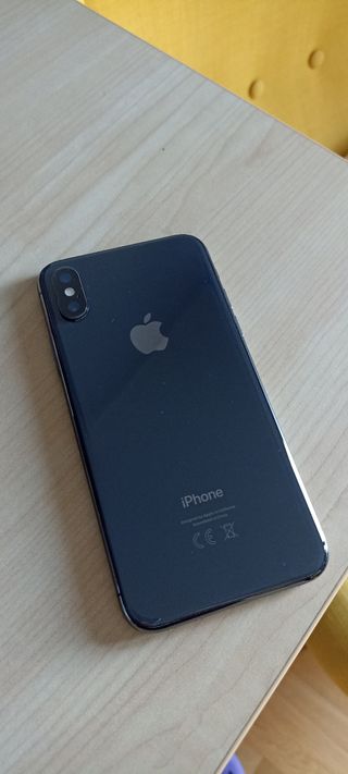iPhone X negro con cable y carcasa
