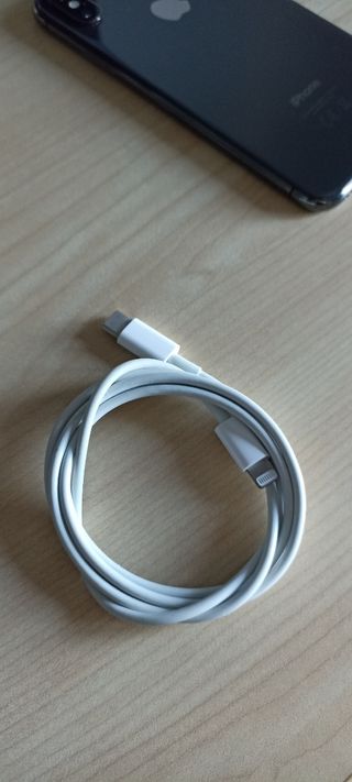 iPhone X negro con cable y carcasa