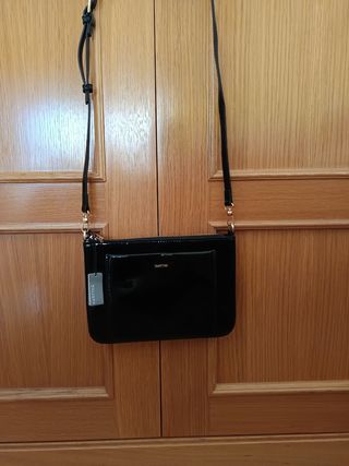 Bandolera negra Parfois - charol