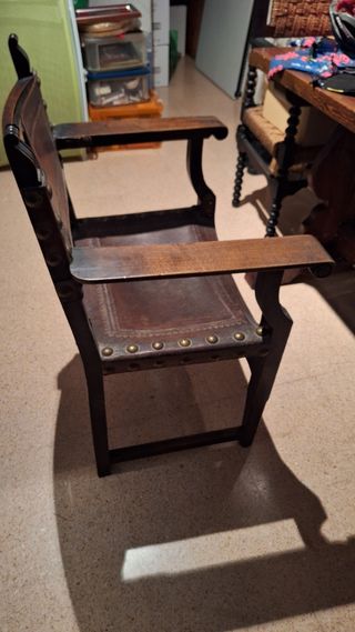 Sillón cuero y madera siglo XVIII