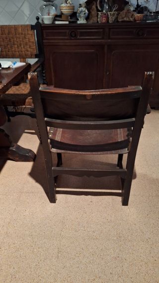 Sillón cuero y madera siglo XVIII