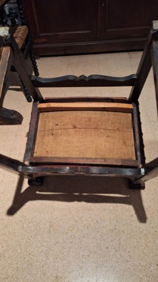 Sillón cuero y madera siglo XVIII