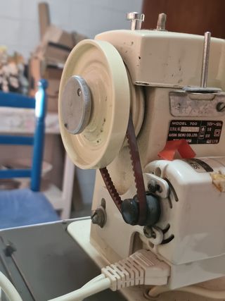 Máquina coser Toyota 700