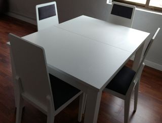 Mesa extensible y cuatro sillas