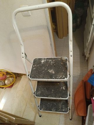 Escalera 3 peldaños metal blanca,bastante resisten