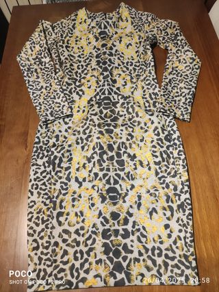 Vestido tubo de leopardo manga larga.