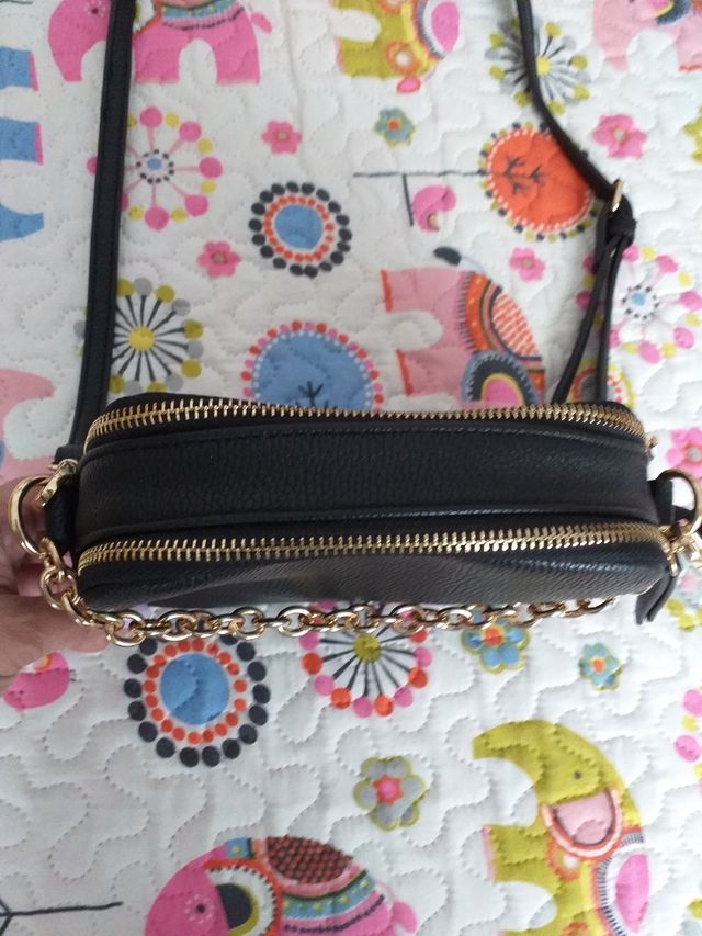 Bolso bandolera negro con cadena dorada