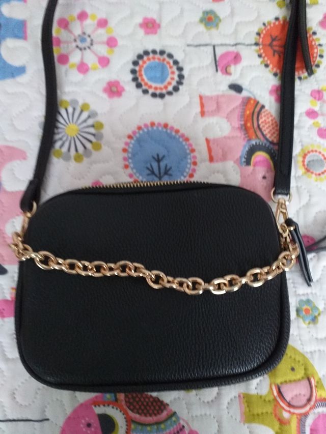 Bolso bandolera negro con cadena dorada
