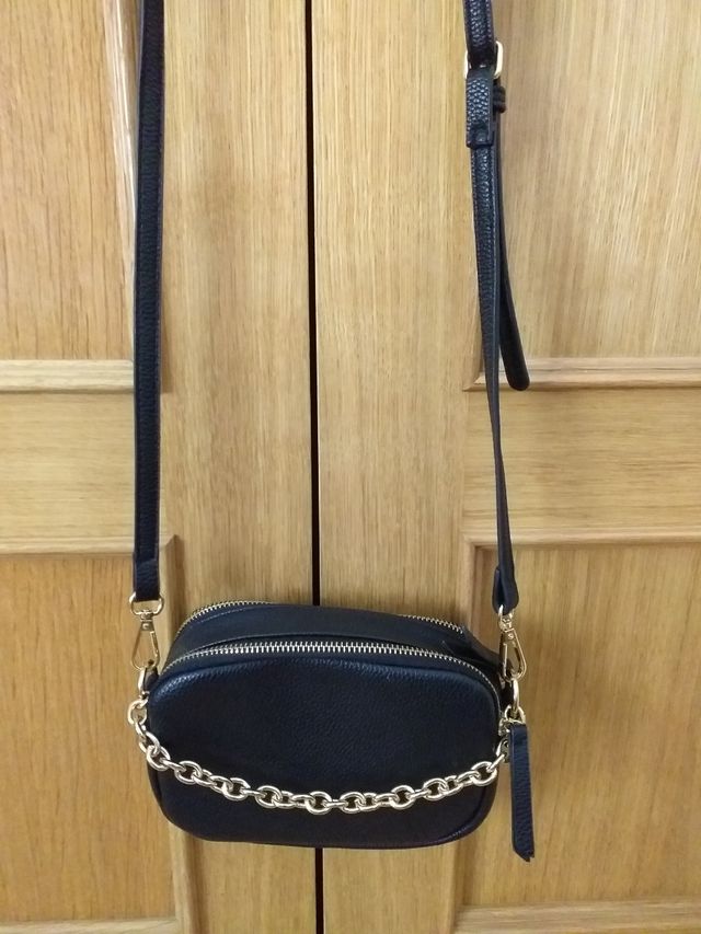 Bolso bandolera negro con cadena dorada