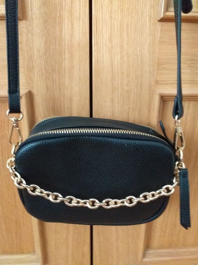 Bolso bandolera negro con cadena dorada