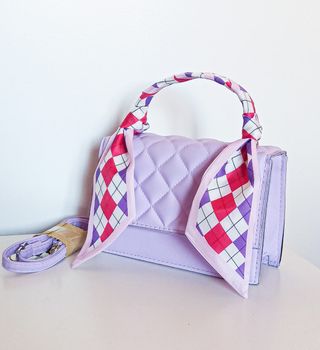 Bolso morado acolchado