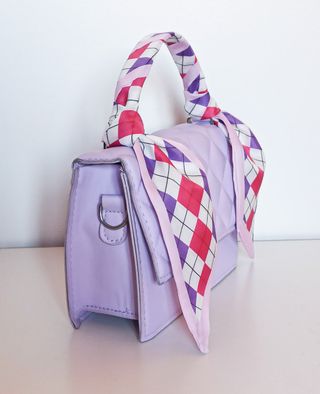 Bolso morado acolchado