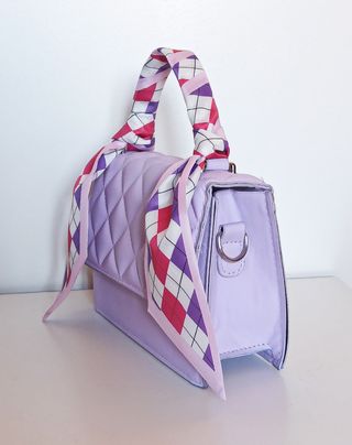 Bolso morado acolchado