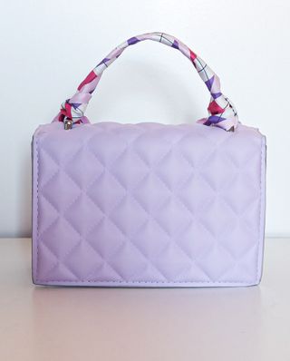 Bolso morado acolchado