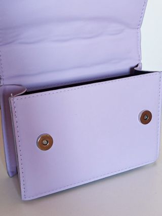Bolso morado acolchado