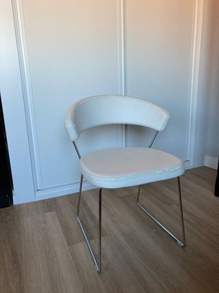 4 Sedie design bianco - metallo. (Facile pulizia)