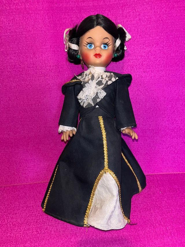Muñeca mexicana regional antigua